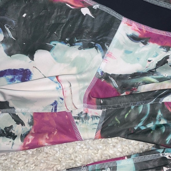 Lululemon Run: Inspire Crop II Leggings Size 6 US White Abstract Luxtreme Capris - Picture 15 of 15